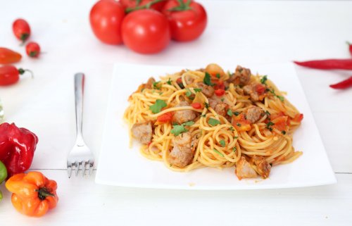 Spaghetti à l’agneau, ail, tomates, piment, persil