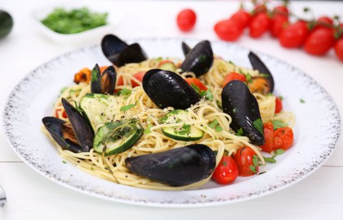Spaghetti aux moules, courgettes, tomates, persil