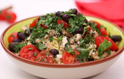 Salade de T’litli au poulet mariné et olives